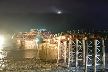 Photo sur Plexiglas Le pont Kintai 山口県岩国市錦帯橋と岩国城　夜景