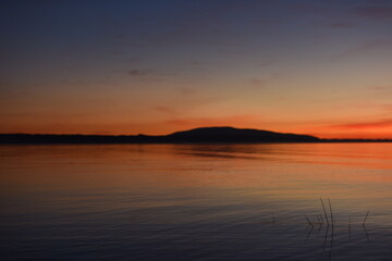 Obraz premium sunset over the lake