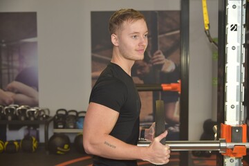 Fitness Center Trainer Mann Hantel Training