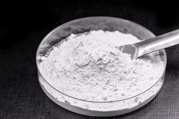 silicon dioxide, also known as silica, is silicon oxide. Anti-caking agent, antifoam, viscosity controller, desiccant, beverage clarifier and medicine or vitamin excipient