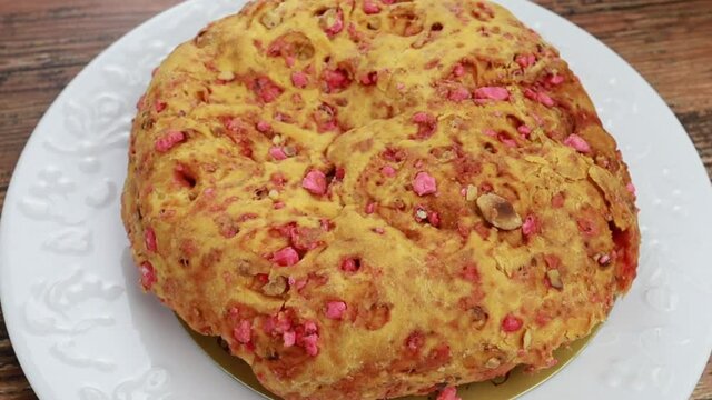 g&acirc;teau praluline roanne sur une assiette 