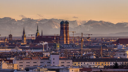 Obraz premium Munich panoramic view city at sunset church frauenkirche alps mountains.