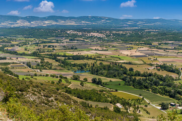 Fototapeta na wymiar Landschaft um Sault in der Provence