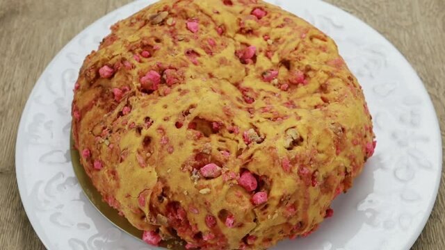 g&acirc;teau praluline roanne sur une assiette 