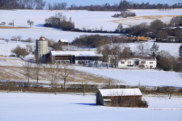 Bauernhof mit altem Silo im Winter mit angrenzendem Wohnhaus 