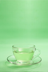 Uma xícara de chá com o fundo verde.