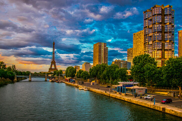 La Torre Eiffel y los rascacielos situados junto al Sena