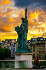 La Estatua de la Libertad en un espectacular atardecer de París
