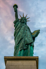 Fototapeta premium La Estatua de la Libertad de París, vista en contrapicado