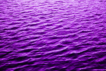 紫色の湖の波
