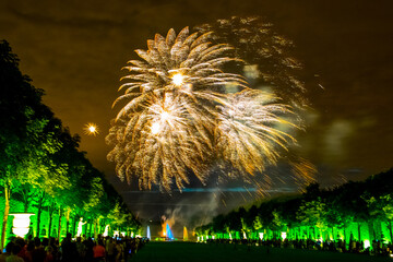 Espectáculo de fuegos artificiales en los jardines del Palacio de Versalles