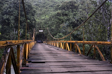Paisajes de pozas escalonadas de agua, todas de color turquesa en el río Cahabón, a su paso por el parque de Semuc Champey, en la selva del centro de Guatemala
