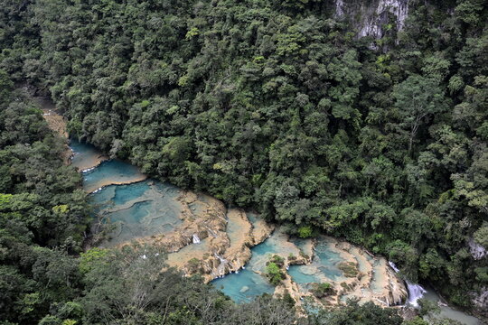 Paisajes de pozas escalonadas de agua, todas de color turquesa en el r&iacute;o Cahab&oacute;n, a su paso por el parque de Semuc Champey, en la selva del centro de Guatemala
