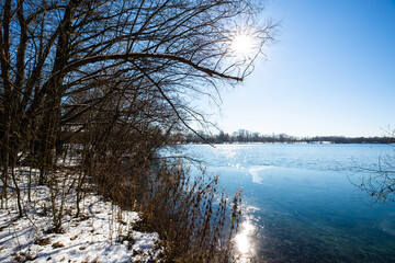 Feldmochinger See in winter, blue sky, sunshine