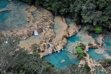 Paisajes de pozas escalonadas de agua, todas de color turquesa en el río Cahabón, a su paso por el parque de Semuc Champey, en la selva del centro de Guatemala
