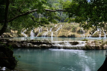 Fototapeta na wymiar Paisajes de pozas escalonadas de agua, todas de color turquesa en el río Cahabón, a su paso por el parque de Semuc Champey, en la selva del centro de Guatemala 