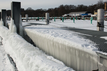 Bootsanlegestelle im Winter