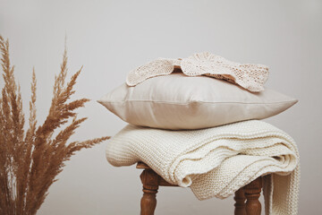 Kissen und Decken aus Baumwolle und Spitze gestapelt 