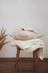 Kissen und Decken aus Baumwolle und Spitze gestapelt 