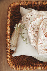 Kissen und Decken aus Baumwolle und Spitze in Korb