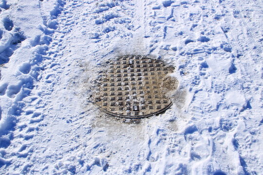 schacht f&uuml;r einen hydranten, der im winter von schnee bedeckt ist