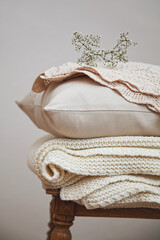 Kissen und Decken aus Baumwolle und Spitze gestapelt 