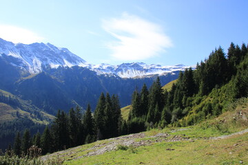 Fototapeta na wymiar Blick in die schneebedeckten Alpen bei Saalbach Hinterglemm in Österreich