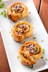 Deliziosi rotolini di pasta sfoglia farciti con zucchine, carote e mozzarella, Cucina Italiana