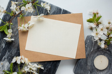 cards branding mockup template on dark marble background, with flowers. place for your design. invitation card