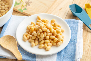 水で戻した大豆