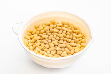 水につけた生の大豆