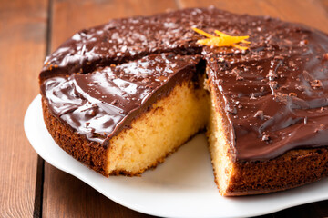 Deliziosa torta fatta in casa con crema di cioccolato e agrumi 