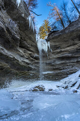 Fototapeta na wymiar Winter Wanderung durch die Pähler Schlucht - Eiszapfen und Wasserfall