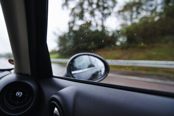 雨の日にドライブ中の車内から見える風景