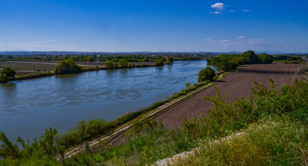 Fototapeta premium A plain river with clear water in Oregon, US