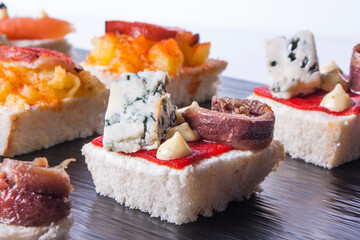 Canapés de queso azul y anchoas