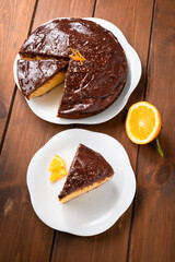 Deliziosa torta fatta in casa con crema di cioccolato e agrumi 