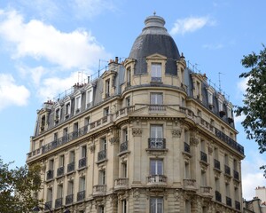 Fototapeta premium Paris building on street corner, France