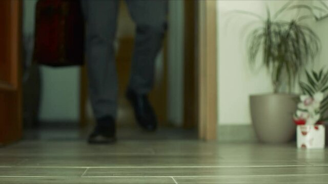 Trabajador quit&aacute;ndose las zapatillas.