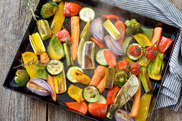 Bunt gemischtes Gemüse auf einem Backblech dampfend heiß frisch aus dem Ofen – Baked mixed...