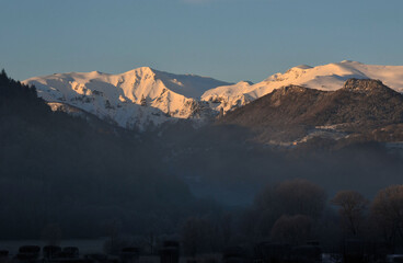 Lever de soleil sur le massif du Sancy. Vu depuis le lac Chambon. Auvergne, France.