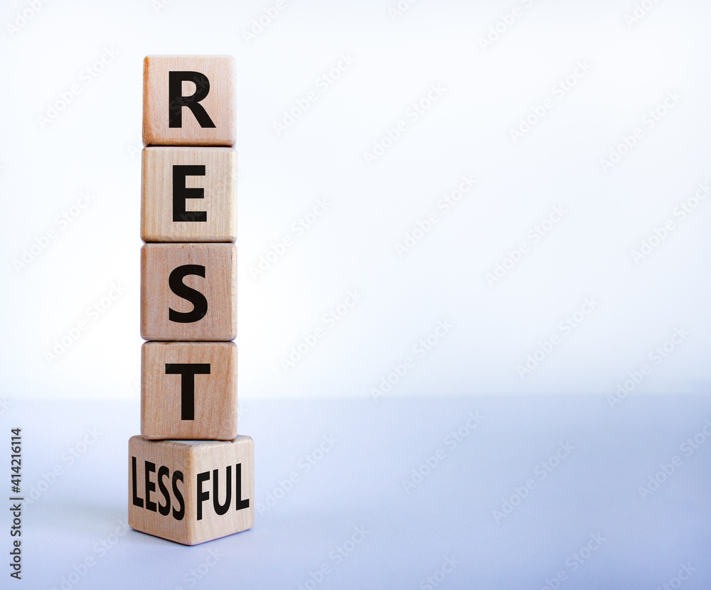 Fototapete restless or restful symbol. turned the wooden cube, changed the word 'restless' to 'restful'. beauti
