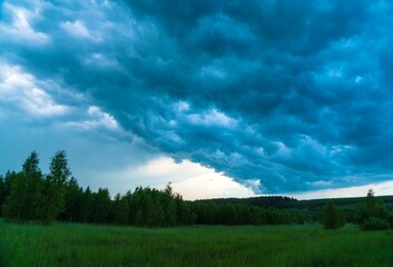 Fototapeta na wymiar Dark stormy sky before a thunderstorm in the countryside