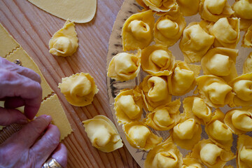 cappelletti romagnoli pasta fresca con ripieno preparazione