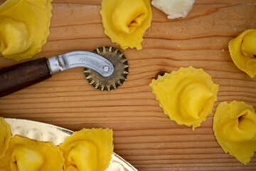 cappelletti romagnoli pasta fresca con ripieno preparazione