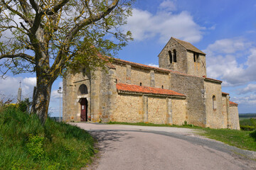 Route vers la chapelle St-Laurent de Châtel-de-Neuvre (03500), département de l'Allier en région Auvergne-Rhône-Alpes, France