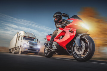 Motorcyclist escapes of the chase of a road truck.