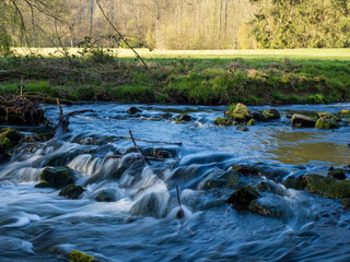 Stromschnelle in kleinem Bach