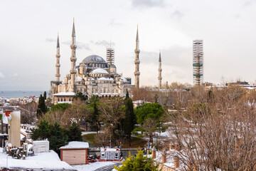 Obraz premium Snowy day in Sultanahmet Square. ISTANBUL, TURKEY. Snowy landscape with Blue Mosque (Sultanahmet Camii).