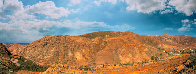 Fototapeta na wymiar Volcanic mountain of Fuerteventura.Montana Cardon - Fuerteventura Spain